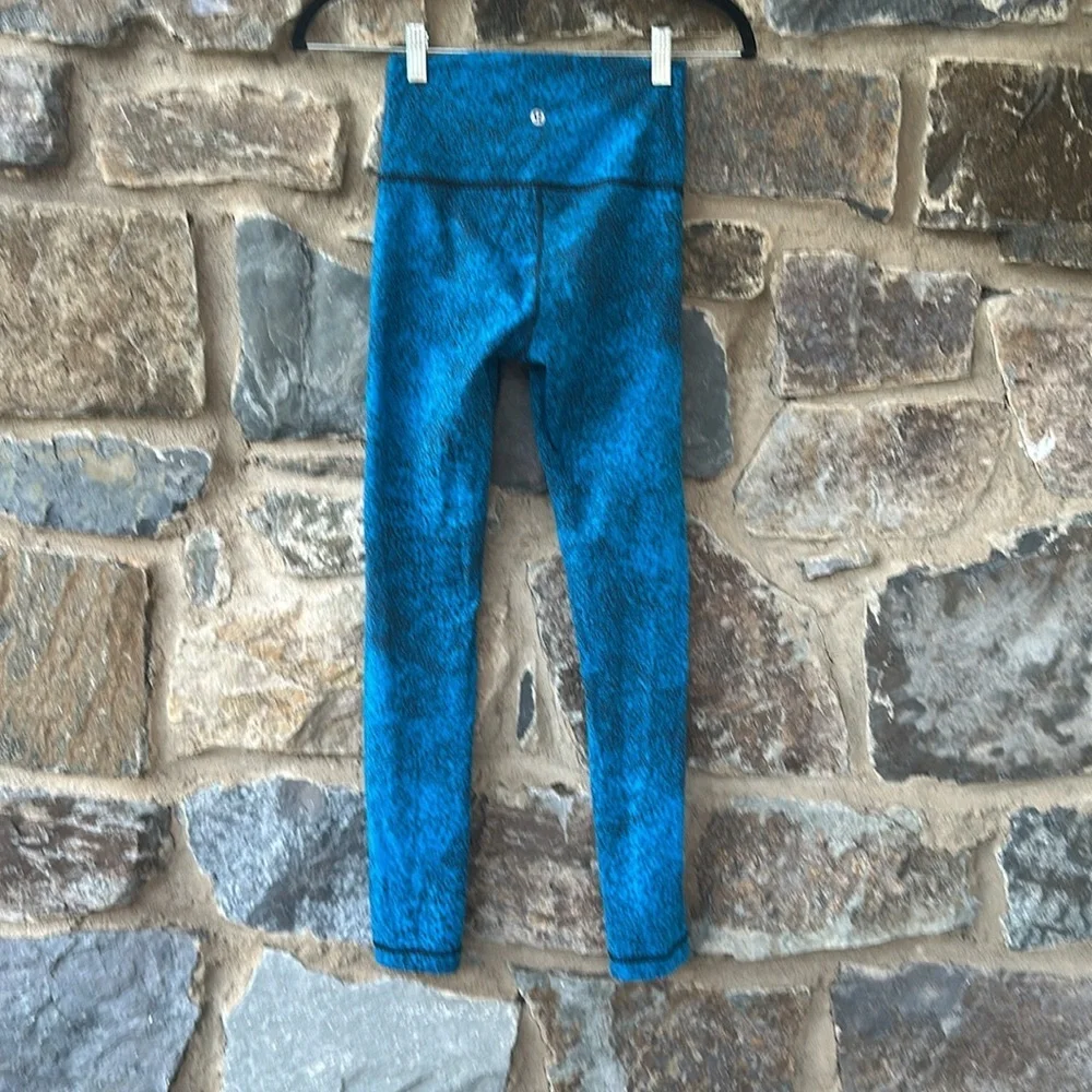 Lululemon Wunder Under Pant III in Spray Jacquard Shocking Blue Black Size 4